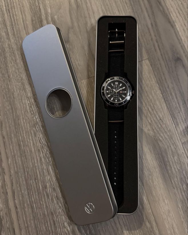 Elegantní pánské hodiny VW ⏱️ Pánské hodinky se 3 ručičkami v potápěčském designu a s logem VW. #hodinky #panskehodinky...